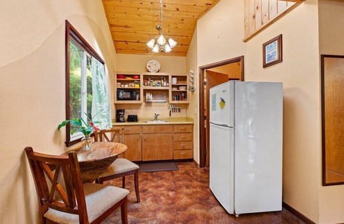 Ohia Estates Cabaña | Charming tiny home w/ heated floors 5 min from Volcanoes National Park entrance