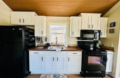 Austin Casa | Charming Tiny Home Getaway | Pool & Hot Tub