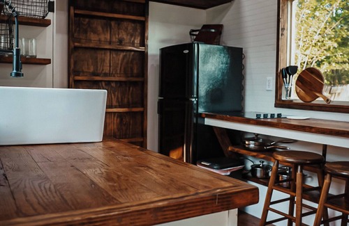 Milton Cabaña | Charming Tiny Home in Pace Near Downtown and Pensacola Beach, 2 min from Walmart