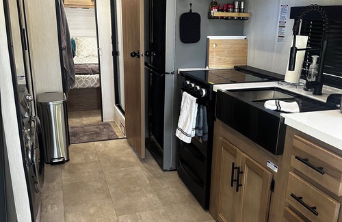 Grove Cabina | Charming Tiny Home on Grand Lake near Grove with boat ramp access!
