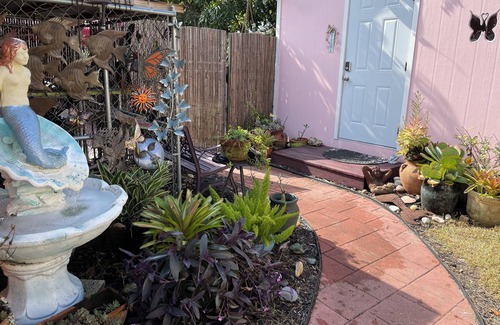 Sarasota Springs Cabaña | Charming tiny house with AC and WiFi in delightful Sarasota.Private and quiet.