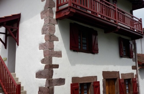 Uhart-Cize Casa | Encantadora casa de pueblo, a 2 pasos de la ciudad medieval de St Jean Pied de Port