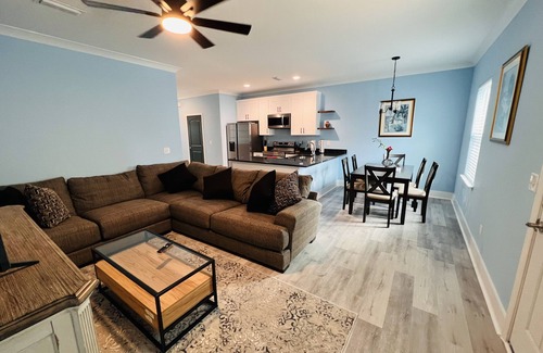 Fort Walton Beach Casa | Charming Townhome, 5 min from Sandy Beaches !