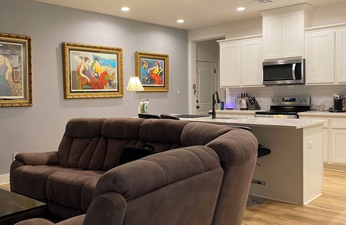 College Station Casa | Charming townhome. 3-bdrm, 2.5 bath with pool. 10 minutes to Kyle Field.