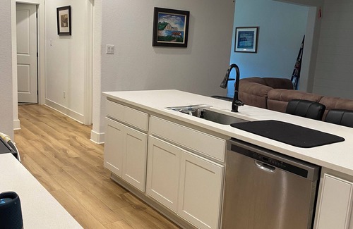 College Station Casa | Charming townhome. 3-bdrm, 2.5 bath with pool. 10 minutes to Kyle Field.