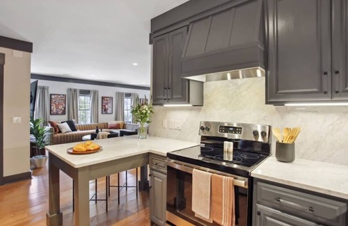 Old West Broad Neighborhood Condominio | Charming Townhome | Free Parking