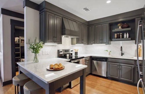Old West Broad Neighborhood Condominio | Charming Townhome | Free Parking