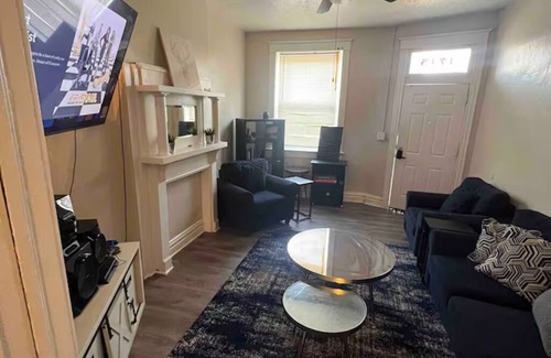St. Louis Casa | Charming townhome with WiFi and AC in lovely St. Louis