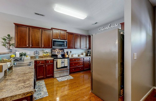 Winston - Salem Casa | Charming townhouse with pool, patio, central AC, & washer/dryer
