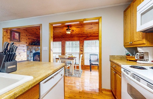Murphy Casa | Charming townhouse offers a cozy retreat with stunning mountain views.