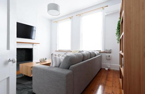 Launceston CBD Apartamento | Charming Townhouse Steps Away from Shops