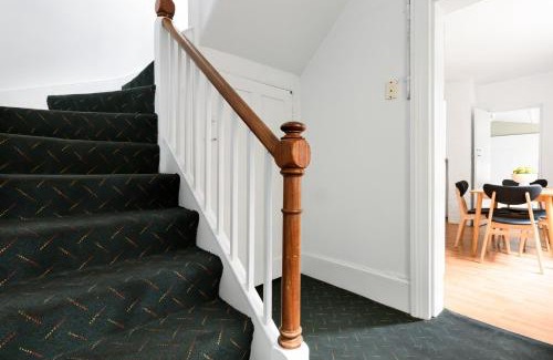 Launceston CBD Apartamento | Charming Townhouse Steps Away from Shops