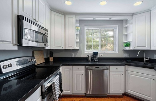 Potomac West Casa | Charming Townhouse Retreat by CozySuites