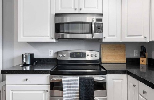 Potomac West Casa | Charming Townhouse Retreat by CozySuites