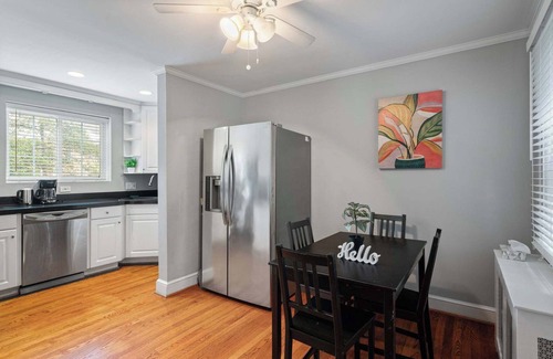 Potomac West Casa | Charming Townhouse Retreat by CozySuites