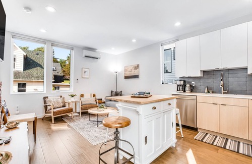 Wallingford Casa | Charming townhouse with soothing view, full kitchen, deck, & W/D - golf nearby