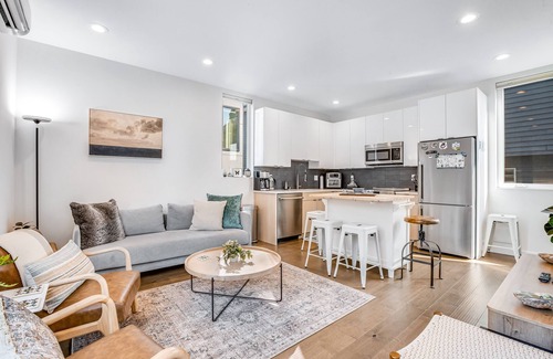 Wallingford Casa | Charming townhouse with soothing view, full kitchen, deck, & W/D - golf nearby