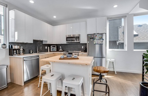 Wallingford Casa | Charming townhouse with soothing view, full kitchen, deck, & W/D - golf nearby