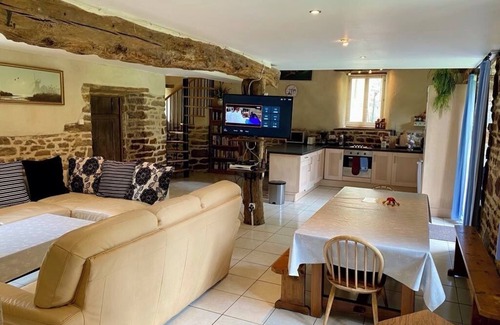 Lengronne Casa | Charming Traditional Gite with WiFi in Lengronne - 5 bedrooms available