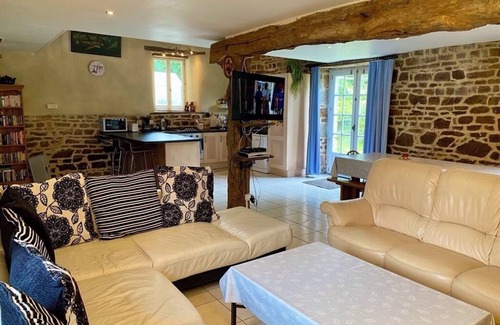 Lengronne Casa | Charming Traditional Gite with WiFi in Lengronne - 5 bedrooms available