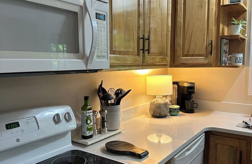 Smithville Cabina | Charming Treehouse cabin with WiFi, Hot tub, Firepit in marvelous Smithville