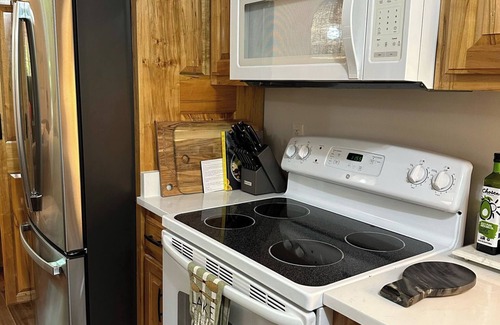 Smithville Cabina | Charming Treehouse cabin with WiFi, Hot tub, Firepit in marvelous Smithville