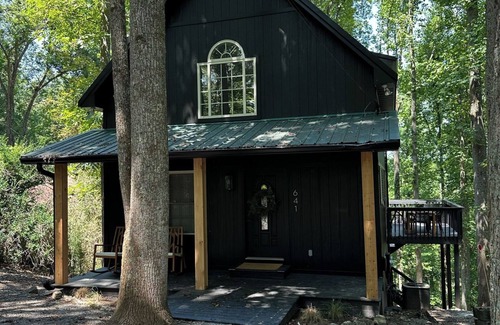 Smithville Cabina | Charming Treehouse cabin with WiFi, Hot tub, Firepit in marvelous Smithville