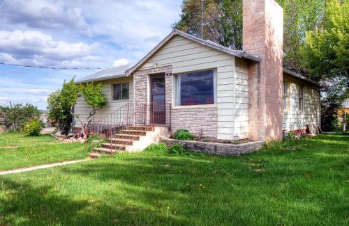 Tropic Casa | Charming Tropic Home by a Farm Near Bryce Canyon!
