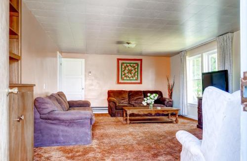 Tropic Casa | Charming Tropic Home by a Farm Near Bryce Canyon!
