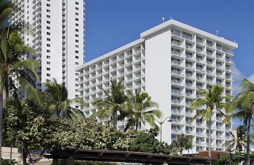 Waikiki Complejo | Charming Tropical Getaway! 3 Modern Units, 2 Onsite Restaurants, 2 Bars, 2 Pools