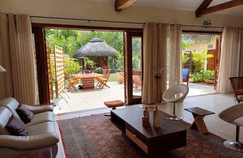 Calodyne Villa | Charming Tropical Villa pool & garden