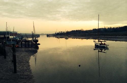 Wivenhoe Casa | Charming Tudor riverside house