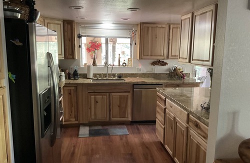 Kingman Casa | Encantadora cabaña de dos dormitorios ubicada en las montañas Hualapai para 8 personas
