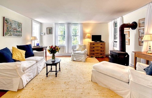 Sag Harbor Cabaña | Charming two bedroom cottage--walk to village