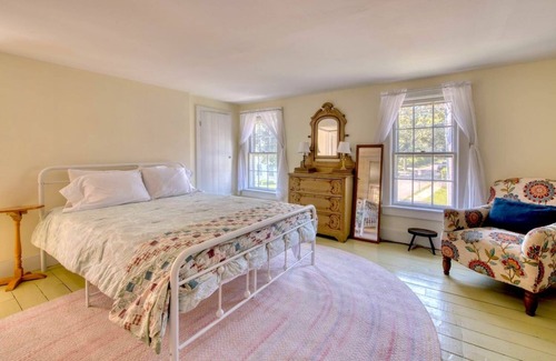 Sag Harbor Cabaña | Charming two bedroom cottage--walk to village