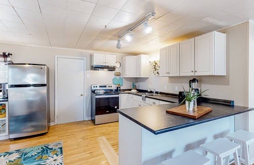 Colchester Casa | Charming two-story duplex with a full kitchen & grassy yard - near Mallets Bay