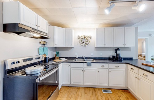 Colchester Casa | Charming two-story duplex with a full kitchen & grassy yard - near Mallets Bay