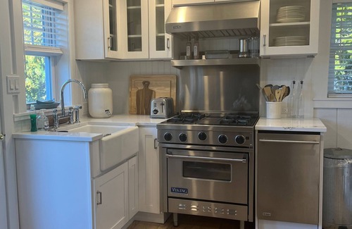 Village of Southampton Casa | Charming Two-Story Retreat in Southampton Village walk to town, beach and train.