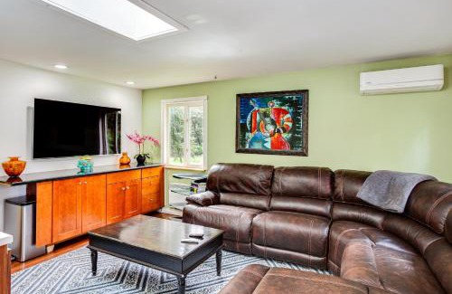 Newcastle Casa | Charming Unit with Deck about 3 Mi to Lake Washington!