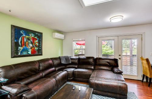 Newcastle Casa | Charming Unit with Deck about 3 Mi to Lake Washington!