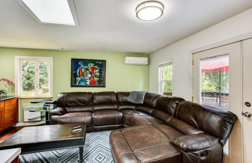 Newcastle Casa | Charming Unit with Deck about 3 Mi to Lake Washington!