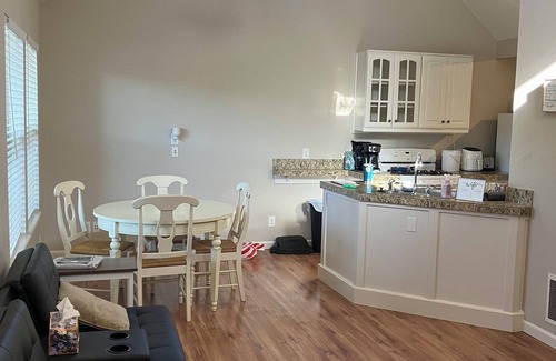 University Park Casa | Charming University Park 2BR Bungalow in amazing Portland