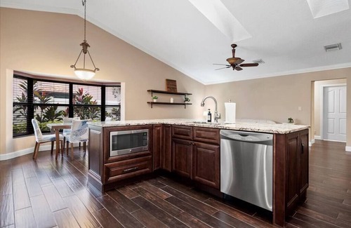 Wellington Casa | Charming, updated and relaxing 4-bedroom house with a pool in lovely Wellington