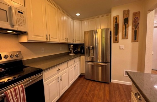 Pleasant Hill Casa | Charming Updated 2-bedroom townhome with Garage, AC, WiFi in Pleasant Hill