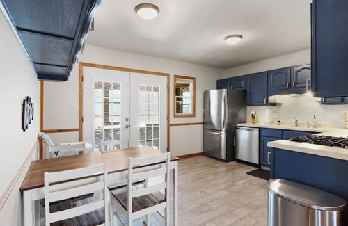 Country Club Estates Casa | Charming Lake Geneva Getaway 4/2 with Hot Tub