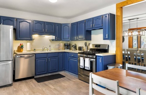 Country Club Estates Casa | Charming Lake Geneva Getaway 4/2 with Hot Tub