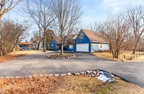 Country Club Estates Casa | Charming Lake Geneva Getaway 4/2 with Hot Tub
