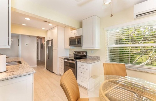 Laurel Casa | Charming vacation home, short walk to the beach