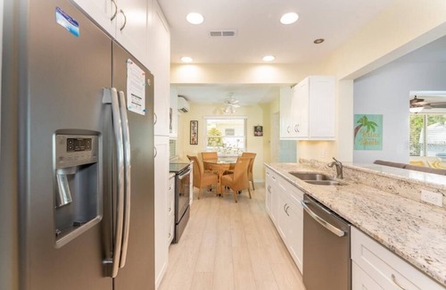 Laurel Casa | Charming vacation home, short walk to the beach