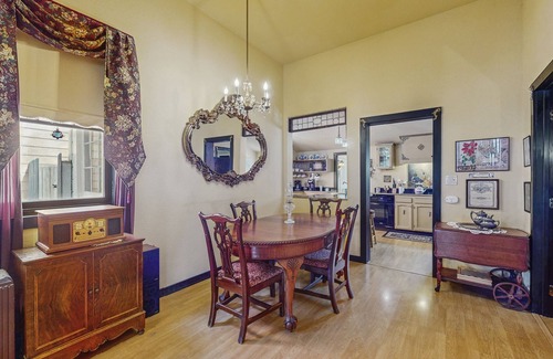 Ferndale Casa | Encantadora joya victoriana con techos de 11 pies, terraza amueblada y parrilla de gas privada